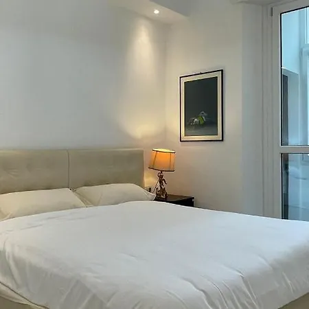Apartament The White House